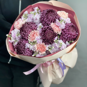 Букет "Софи" из хризантем Бигоуди, диантусов и ароматных маттиол в Реутове
