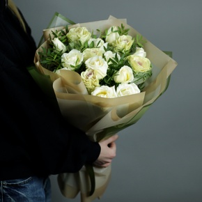 Букет "Дарли" из роз и брассики в Реутове