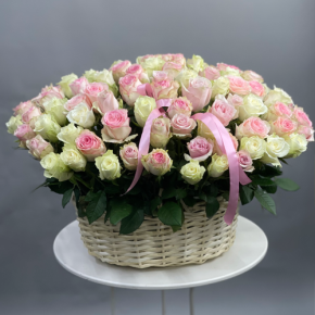 Композиция в корзине из 101 кенийской розы пастельный микс (40 см) в Реутове