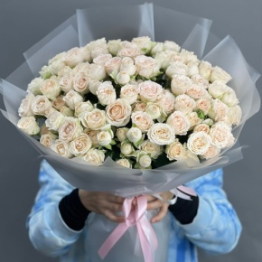 Букет из 35 кремовых кустовых роз (50 см) в Реутове