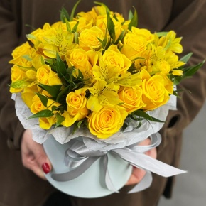 Композиция в шляпной коробке "Розиль" из альстромерий и роз в Реутове