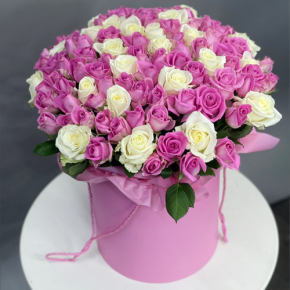 Композиция в шляпной коробке из 151 розы кения микс в Реутове