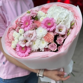 Букет "Розовые облака" из хризантемы, кустовых роз, диантусов, гортензии и эустом в Реутове