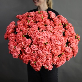 Букет из 39 коралловых кустовых роз (50 см) в Реутове