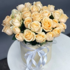 Композиция в шляпной коробке из 35 кремовых кенийских роз в Реутове