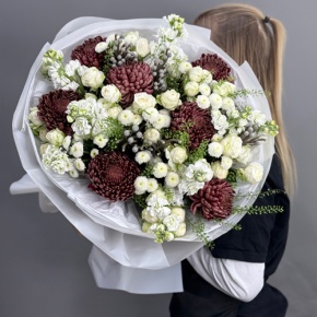 Букет "Шоколадный френч" из кустовых роз, хризантем Бигоуди, брунии, ароматных маттиол и сантини в Реутове