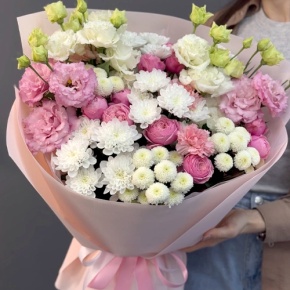 Букет "Задыхаюсь от нежности" из хризантемы, кустовых пионовидных роз, диантусов и эустом в Реутове