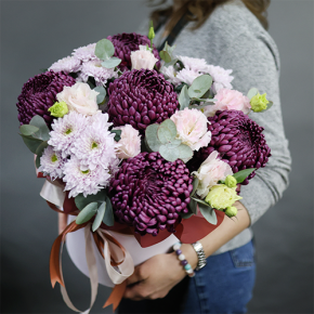 Композиция в шляпной коробке "Наденька" из хризантем Бигоуди, эустом и эвкалипта в Реутове