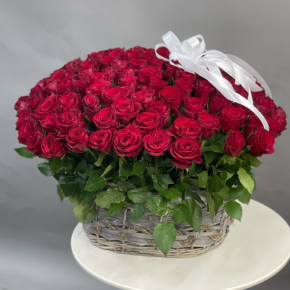 Композиция в корзине из 101 красной розы в Реутове