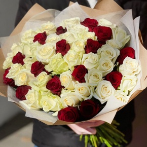Букет 51 белая и красная роза (50 см) в Реутове
