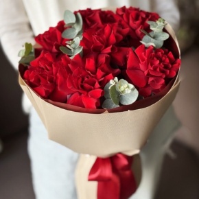 Букет "Красная пантера" из 7 роз Эквадор и эвкалипта в Реутове