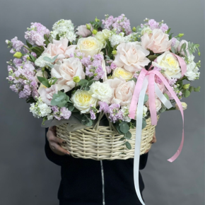 Композиция в корзине из роз Эквадор и ароматных маттиол в Реутове