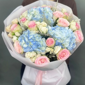 Букет "Легкий ветерок" из роз, конифера и гортензий в Реутове