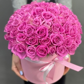 Композиция в шляпной коробке из 71 кенийской розы в Реутове