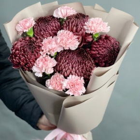Букет из хризантем Бигоуди и розовых диантусов в Реутове