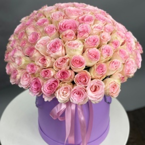 Композиция в шляпной коробке из 151 розы кения в Реутове