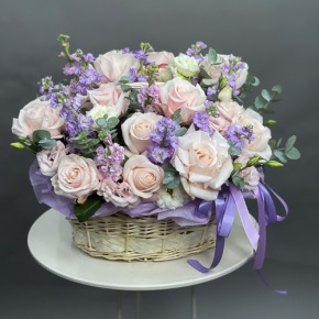 Композиция в корзине из французских роз и ароматных маттиол в Реутове