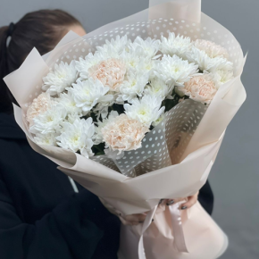 Букет из хризантем и диантусов пудра в Реутове