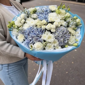 Букет "Голубые облака" из хризантемы, диантусов, Голландской гортензии, дельфиниума и эустомы в Реутове
