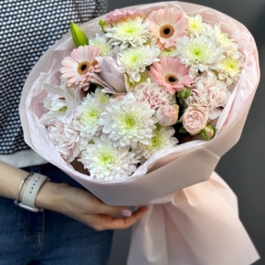 Букет "Дружба" из хризантемы, пионовидной лилии, гербер, диантусов и кустовых роз в Реутове
