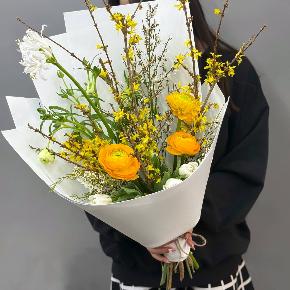 Весенний букет с желтыми ранункулюсами и цветущими ветками форзиции в Реутове