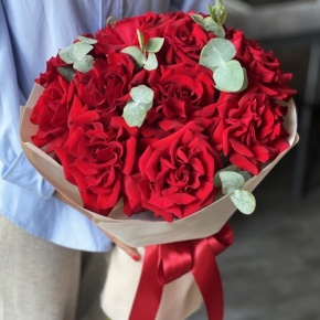 Букет "Красная пантера" из 13 роз Эквадор и эвкалипта в Реутове