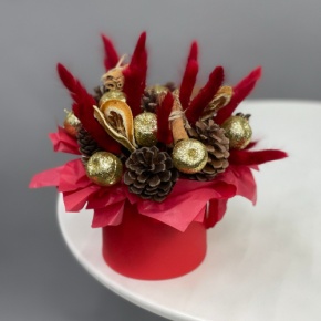 Композиция в шляпной коробке "Глинтвейн золото" из шишек, корицы и лагуруса в Реутове