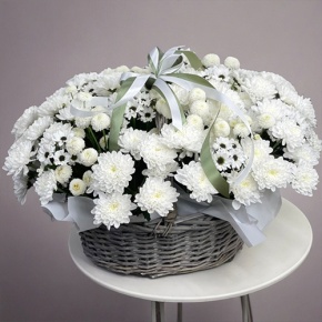 Композиция в корзине "Снежная лавина" из хризантем в Реутове
