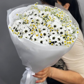 Букет "Понарошку" из хризантем сантини и ромашек в Реутове