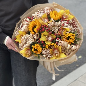 Букет "Биркин" из подсолнухов, орхидей, гиперикума, хризантем Виена в Реутове
