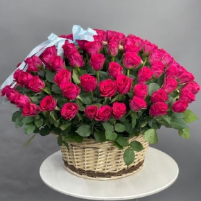 Композиция в корзине из 151 малиновой розы в Реутове