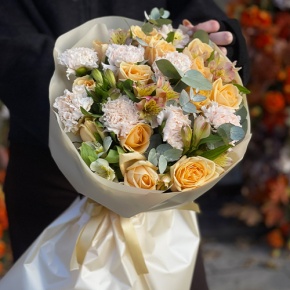 Букет "Пломбирный" из роз Аваланж, диантусов, альстромерий и эвкалипта в Реутове