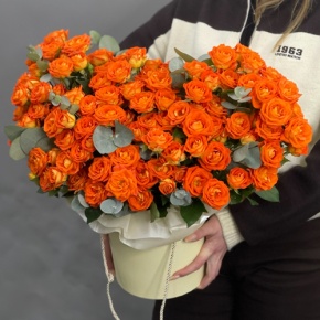 Композиция в шляпной коробке "Закат" из кустовых роз и эвкалипта в Реутове