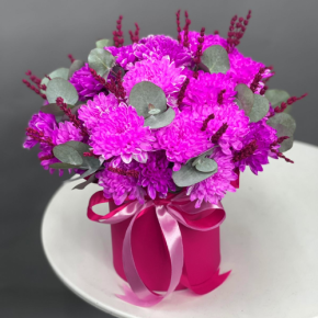 Композиция в шляпной коробке "Магия розового" из хризантем и лаванды в Реутове