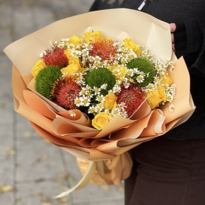 Букет "Зельда" из диантусов Lux, лимонных роз, лейко и ромашек в Реутове