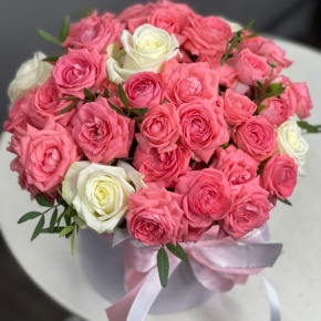 Композиция в шляпной коробке из белых и кустовых коралловых роз в Реутове