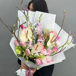 Авторский букет с антуриумами, ранункулюсами и цветущими ветками магнолии в Реутове