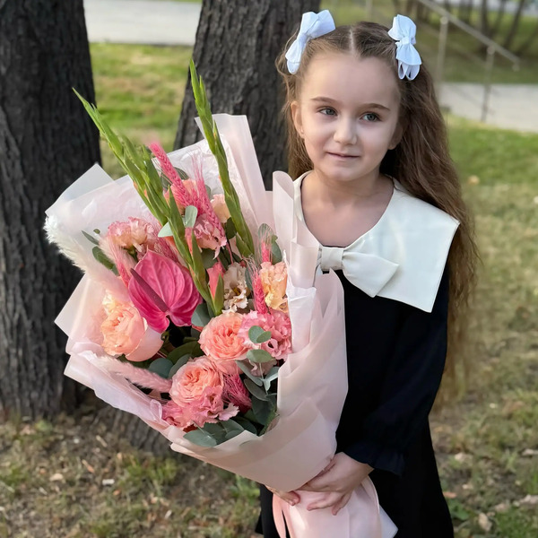 Букет на 1 сентября с гладиолусами, розами и антуриумом в Реутове