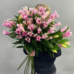 Букет из 17 розовых лилий в Реутове