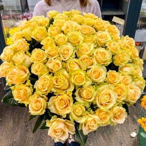 75 роз Аваланж (70 см) в Реутове