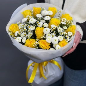 Букет "Синди" из лимонных роз, ромашек и хризантем сантини в Реутове