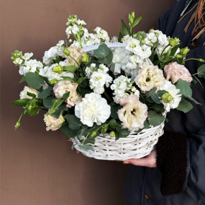 Композиция в корзине "Фея" из маттиол, диантусов, эустом и эвкалипта в Реутове