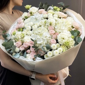 Букет "Пастелла" из кустовых пионовидных роз, Голландской Гортензии, эустомы, хризантемы Ньютон и эвкалипта в Реутове