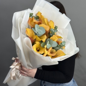 Букет из 17 оранжевых калл с эвкалиптом в Реутове