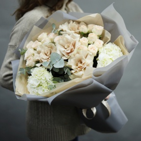 Букет "Вайб" из роз Эквадор Квиксенд, гортензии и кустовых роз в Реутове