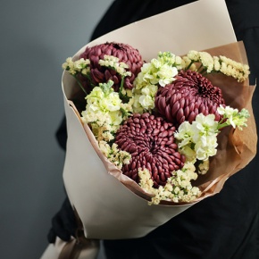 Букет "Корица" из хризантем Бигоуди, статицы и маттиол в Реутове