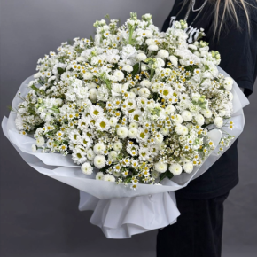 Букет "Эдем" из хризантем, маттиол и ромашек в Реутове