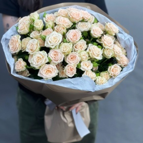 Нежный букет из 17 кремовых кустовых роз (60 см) в Реутове