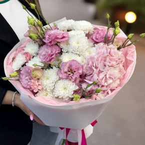 Букет "Табу" из хризантемы, Голландской гортензии и эустомы в Реутове