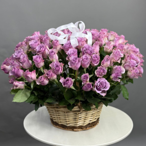 Композиция в корзине из 131 кенийской розы (40 см) в Реутове